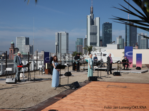 Eröffnungsgottesdienst zu Christi Himmelfahrt auf dem Dach eines Parkhauses anlässlich des Ökumenischen Kirchentags (ÖKT) in Frankfurt am 13. Mai 2021.