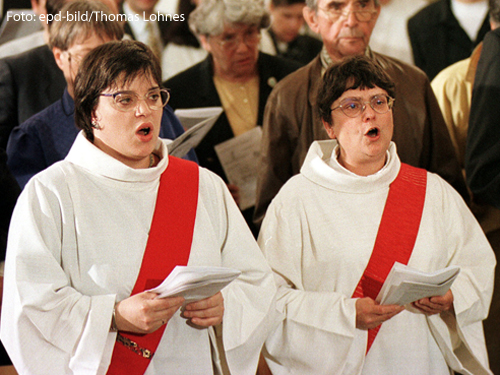 Angela Berlis (links) und Regina Pickel-Bossau bei ihrer Priesterweihe.