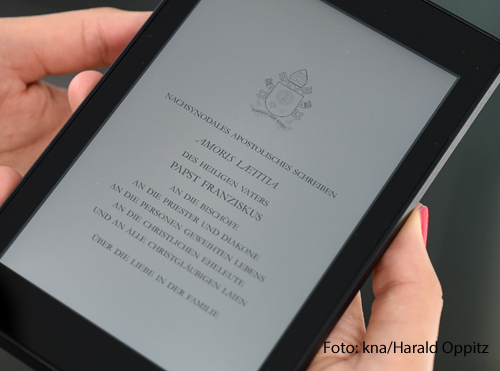 Auf einem Tablet ist eine Version des päpstlichen Lehrschreibens Amoris Laetitia abgebildet. 