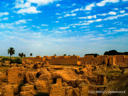 Ein Panorama zeigt die restaurierten Hügel von Babylon. 