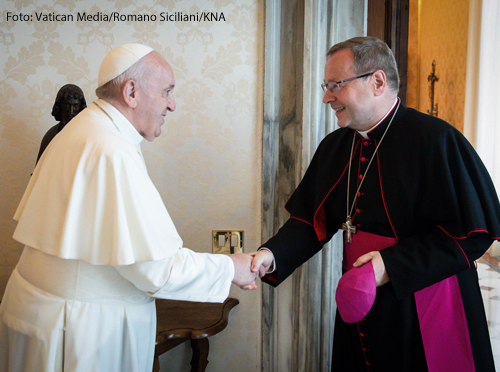 Papst Franziskus begrüßt Georg Bätzing, Bischof von Limburg und Vorsitzender der Deutschen Bischofskonferenz (DBK), am 24. Juni 2021 zu einer Privataudienz im Vatikan.