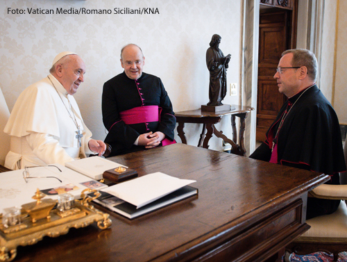 Papst Franziskus empfängt Georg Bätzing (r.), Bischof von Limburg und Vorsitzender der Deutschen Bischofskonferenz (DBK), am 24. Juni 2021 zu einer Privataudienz im Vatikan.