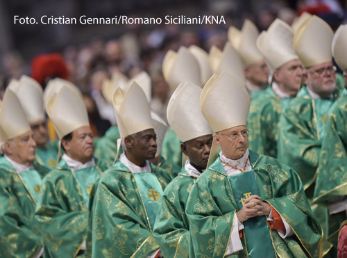 Geistliche beim Eröffnungsgottesdienst der Amazonas-Bischofssynode am 6. Oktober 2019 im Petersdom im Vatikan, unter ihnen Kardinal Angelo Bagnasco, Erzbischof von Genua (vorne rechts).