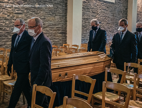 Männer mit Mundschutz tragen einen Sarg in die Kirche zu einer Trauerfeier in Chartres-de-Bretagne