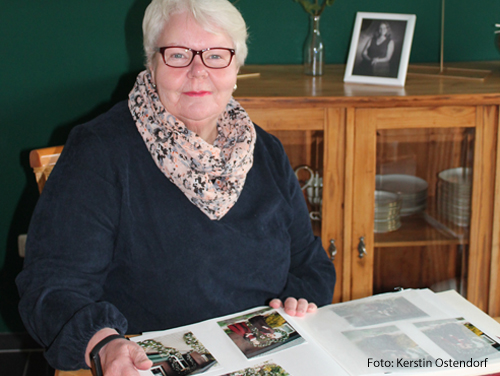 Elisabeth Kölker blättert durch ein Fotoalbum mit Bildern ihrer verstorbenen Tochter. 