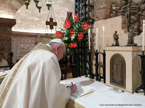 Papst Franziskus unterschreibt seine neue Enzyklika "Fratelli tutti". 