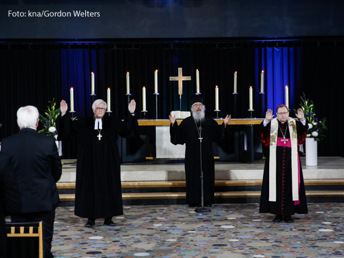 Heinrich Bedford-Strohm (l.), Ratsvorsitzender der Evangelischen Kirche in Deutschland (EKD); Erzpriester Radu Constantin Miron (m.), Vorsitzender der Arbeitsgemeinschaft Christlicher Kirchen in Deutschland (ACK), und Georg Bätzing (r.), Vorsitzender der Deutschen Bischofskonferenz (DBK), spenden den Segen während des ökumenischen Gottesdienstes für die Verstorbenen der Corona-Pandemie am 18. April 2021 in der Kaiser-Wilhelm-Gedächtniskirche in Berlin.