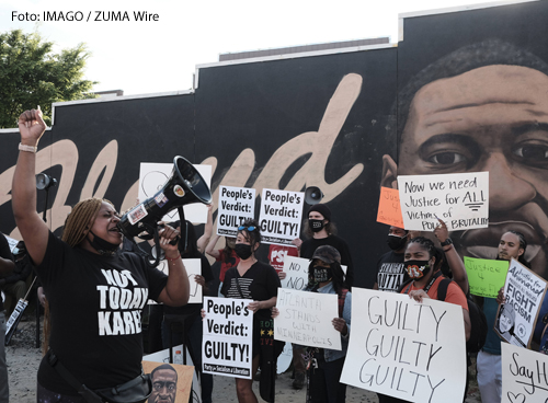 Demonstranten in Atlanta  freuen sich über das Urteil gegen den Polizisten Derek Chauvin. Er hatte den US-Amerikaner George Floyd bei einem Einsatz ermordert. 