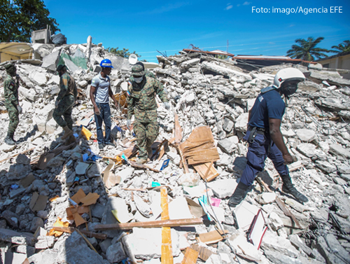 Nichts als Verwüstung: Nach dem Erdbeben auf Haiti suchen Helfer in den Trümmern nach Überlebenden. 