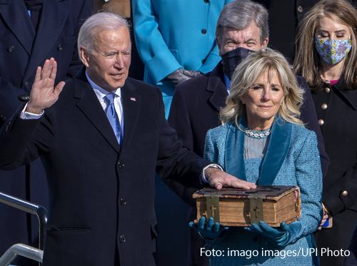  Joe Biden schwört seinen Amtseid als neuer Präsident der USA auf eine historische Familienbibel, die sich seit 127 Jahren im Besitz der Bidens befindet. 