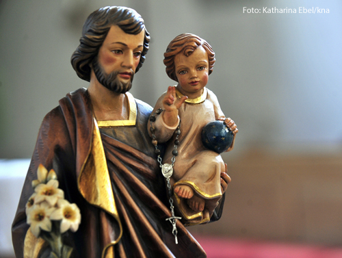 	Die Figur des heiligen Josefs von Nazareth mit Jesus als Kind auf dem Arm in der Sankt Vitus Kirche in Nußdorf 