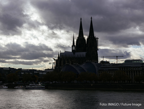 Über dem Kölner Dom hängen dunkle Wolken. 