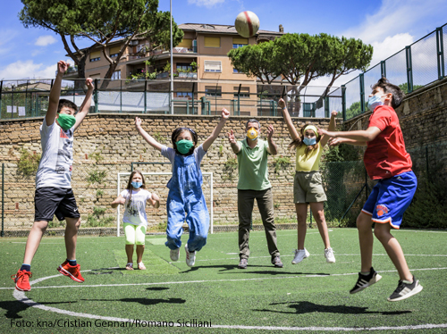 Kinder spielen auf einem Fußballplatz 