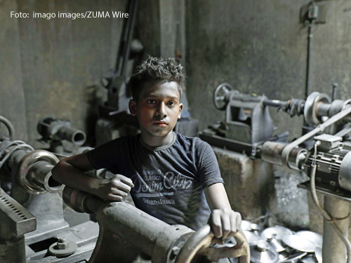 Ein Junge arbeitet in einer Fabrik in Bangladesch. 