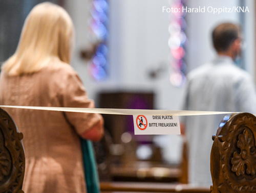 In einer Kirche sind Bänke wegen der Corona