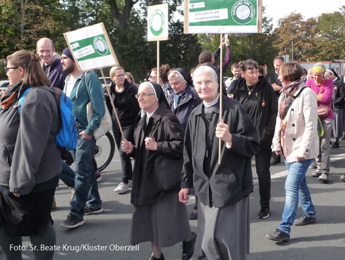 Zwei Ordensfrauen der Oberzeller Franziskanerinnen laufen beim Klimastreik von "Fridays for Future" mit. 