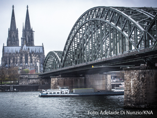 Der Kölner Dom bei grauem Wetter 