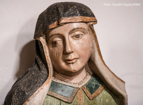 Trauernde Maria des Kleophas, Detail der Grablegung Jesu in der Kirche Sankt Castor in Treis-Karden am 20. Oktober 2018.