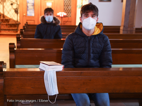 Gottesdienstbesucher tragen FFP2-Masken