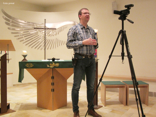 Der Gefängnisseelsorger Michael Heitz bei der Aufzeichnung einer Ansprache. 