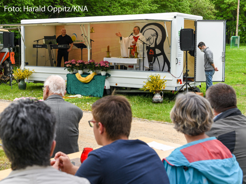 Gottesdienstbesucher bei einem Gottesdienst mit dem Kapellenwagen unter freiem Himmel in der Eifelgemeinde Nettersheim-Holzmühlheim am 3. Juni 2021. Der Ordensmann Wieslaw Kaczor fährt mit einem umgebauten Anhänger durch den Seelsorgebereich und feiert Gottesdienste vor Ort.