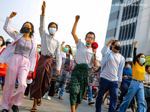 Menschen in Myanmar demonstrieren gegen den Militärputsch. 