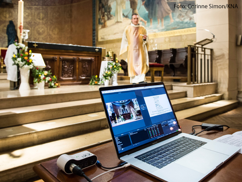 Ein Laptop steht vor dem Altarraum bei dem Live-Stream eines Ostergottesdienstes am 12. April 2020 in der Kirche Saint Pierre de Charenton in Charenton-le-Pont