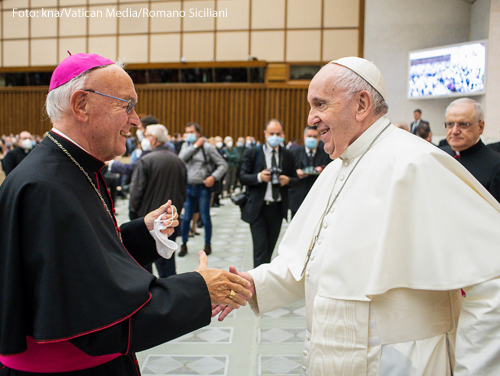 Heinz Josef Algermissen trifft Papst Franziskus. 