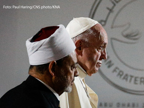 Ahmad al-Tayyeb (Ahmed al-Tayyib) (l.), Großscheich der al-Azhar-Universität, und Papst Franziskus am 4. Februar 2019 während eines interreligiösen Treffens in Abu Dhabi.