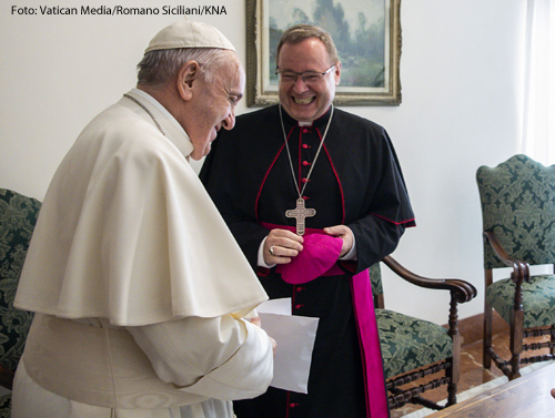 Georg Bätzing (m.), Vorsitzender der Deutschen Bischofskonferenz (DBK) und Bischof von Limburg, , beim Antrittsbesuch bei Papst Franziskus am 27. Juni 2020 im Vatikan.