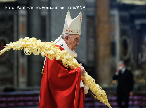 Papst Franziskus trägt einen Palmzweig während der Messe zu Palmsonntag am 28. März 2021 im Petersdom im Vatikan.