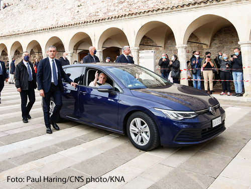 Papst Franziskus winkt aus einem Auto im Vatikan. 