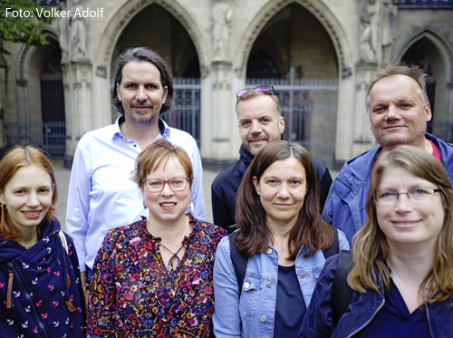 Sieben der acht Mitglieder des Pfarrbrief-Teams vor der St.-Agnes-Kirche.