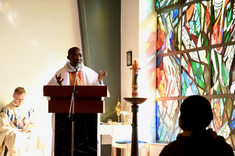 Pfarrer Germain Gouèn und Pastor Dieter Lankes beim Profanierungsgottesdienst in St. Josef in Leck