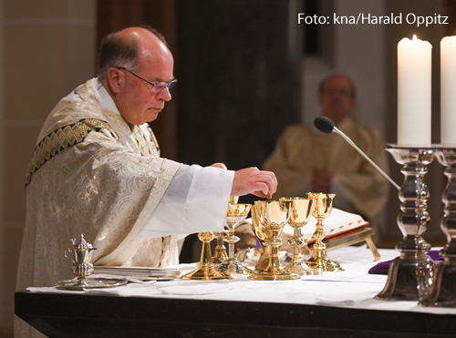 Ein katholischer Priester zelebriert eine Messe. 