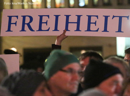 Tausende Menschen haben sich am 13. Januar 2015 am Brandenburger Tor in Berlin versammelt, um an die Opfer der Anschläge von Paris zu erinnern und ein Zeichen für Toleranz und Religionsfreiheit zu setzen.