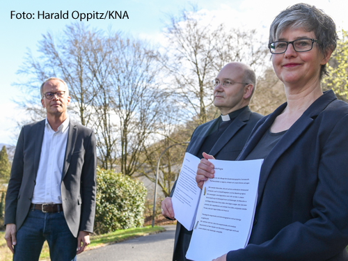 Burkhard Hose (l.), Hochschulpfarrer aus Würzburg, übergibt eine Unterschriftenliste der Aktion #mehrSegen zur weiteren Segnung homosexueller Paare an Helmut Dieser, Bischof von Aachen, und Birgit Mock, familienpolitische Sprecherin des Zentralkomitees der deutschen Katholiken (ZdK), am 27. März 2021 in Bonn.