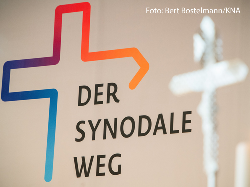 Ein Foto zeigt das Logo des Synodalen Wegs. 