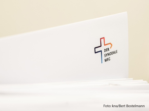 Ein Logo des Synodalen Wegs auf einem Blatt Papier. 