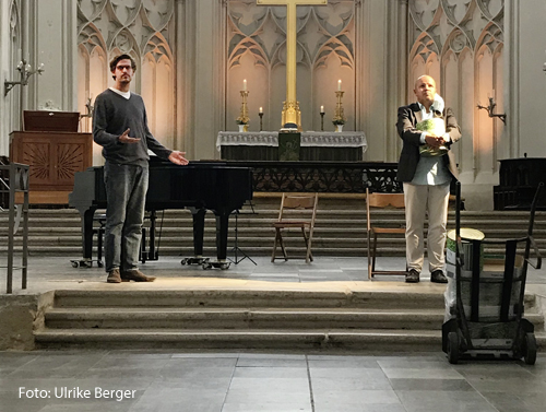 Schauspieler stehen im Greifswalder Dom. 