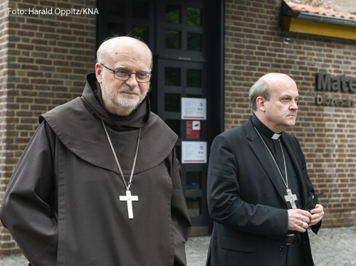 Die beiden Kontrolleure des Papstes haben ihr erstes Gespräch im Erzbistum Köln mit Missbrauchsbetroffenen geführt. Der Stockholmer Kardinal Anders Arborelius und der Rotterdamer Bischof Hans van den Hende hätten die Betroffenen immer wieder ermutigt, sich offen zu äußern, sagte Gesprächsteilnehmer Patrick Bauer der «Augsburger Allgemeinen Zeitung» (Mittwoch). «Ich habe nicht an mich gehalten, einmal bin ich richtig wütend geworden. Ich glaube, ich habe gesagt: Es kotzt mich an!» Er habe den Visitatoren mitgeteilt, dass er sich wünsche, dass ein deutscher Bischof den Mut habe, von sich aus eigene Fehler einzugestehen.  Bauer war vergangenen November als Sprecher des Betroffenenbeirats des Erzbistums Köln zurückgetreten, ebenso der zweite Sprecher Karl Haucke. Der Entscheidung von Kardinal Rainer Maria Woelki, das erste Missbrauchsgutachten nicht zu veröffentlichen, habe das Gremium nur unter Druck zugestimmt, begründeten sie ihren Schritt. Neben den beiden traten weitere Mitglieder aus dem Beirat aus. Mittlerweile ist ein zweites Gutachten veröffentlicht, das hohen Amtsträgern des Erzbistums mindestens 75 Pflichtverletzungen im Umgang mit Missbrauchsfällen nachweist.  «Ich fühlte mich damals instrumentalisiert und benutzt», sagte Bauer der «Augsburger Allgemeinen Zeitung». An dem eineinhalbstündigen Gespräch mit den Visitatoren hätten drei weitere ehemalige Mitglieder des Beirats teilgenommen. Laut Bauer hörten Arborelius und van den Hende damit zunächst ausgetretene Vertreter des Betroffenenbeirats an.  Bauer forderte nach eigenen Angaben in dem Gespräch eine staatlich eingesetzte Aufarbeitungskommission ähnlich wie in den Niederlanden. Mit Blick auf Woelki sagte er: «Er versteht nicht, worum es uns Betroffenen geht. Es geht ihm immer nur um sein Denken, um sein Empfinden und um das, wie er glaubt, wie es gut ist.» Sollte der Papst keinen Änderungsbedarf feststellen, dann sei für ihn jegliche Zusammenarbeit mit dem Erzbistum als Betroffener beendet.  Laut Bauer nahm an dem Treffen auch ein Notar aus den Niederlanden teil, der wie die beiden Gesandten gut Deutsch konnte und das Gespräch protokolliert habe. Das Schriftstück würden die Betroffenen jedoch nicht erhalten. «Aber jeder von uns sagte am Ende, was ihm wichtig ist, dass es ins Protokoll kommt», so Bauer. «Ich habe sehr genau darauf geachtet, was er mitgeschrieben hat, sodass ich mir sicher sein kann, dass er protokolliert hat, was mir wichtig ist.»  Ende Mai war bekannt geworden, dass Papst Franziskus zwei Gesandte für eine sogenannte Apostolische Visitation in das Erzbistum Köln schickt. Hintergrund ist die seit mehr als einem Jahr andauernde Debatte um die Aufarbeitung von Missbrauchsfällen und die daraus entstandene Vertrauenskrise. Arborelius und van den Hende kamen am Montag in Köln an.