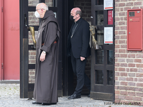 Kardinal Anders Arborelius (l.), Bischof von Stockholm, und Hans van den Hende, Bischof von Rotterdam, am 7. Juni 2021 bei ihrer Ankunft im Maternushaus in Köln anlässlich der Visitation des Erzbistum Köln.