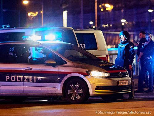 Polizeiwagen sichern die Wiener Innenstadt nach einem terroristischen Anschlag ab.  