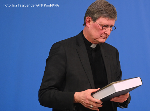 Der Kölner Kardinal Rainer Maria Woelki hält das Gutachten zum Umgang mit Missbrauchsfällen im Erzbistum Köln in der Hand. 