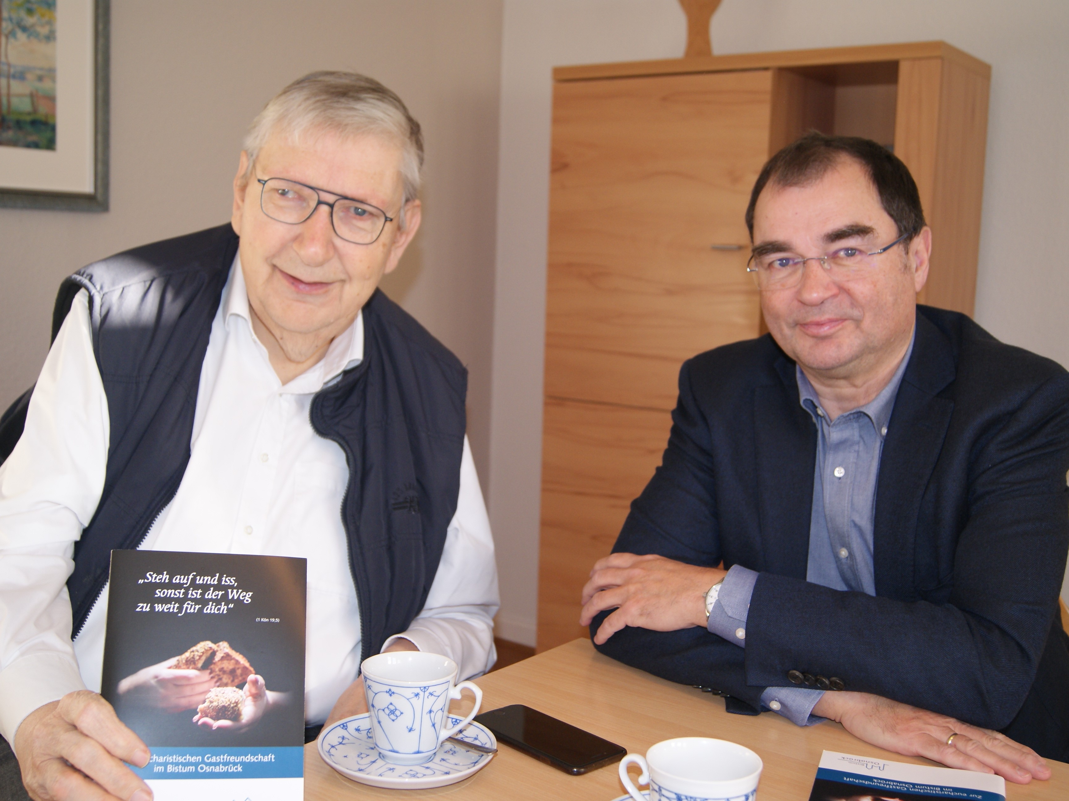 Domkapitular Reinhard Molitor (l.) und Pastor i.R. Günter Baum freuen sich über die neue Regelung im Bistum Osnabrück.