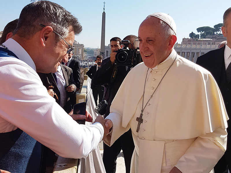 Zwei Männer schütteln sich die Hand