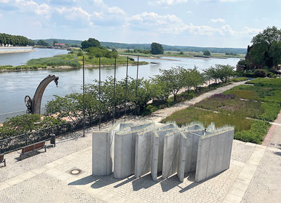 Erst der Blick von weiter her lässt erahnen, was dort in Beton gegossen steht: „Sorry“.