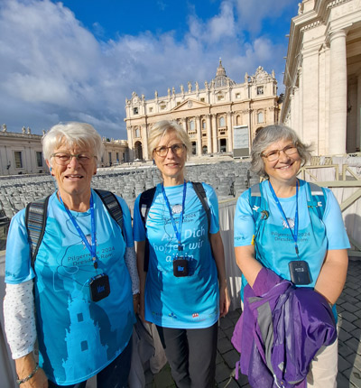 drei Frauen vor dem Petersdom