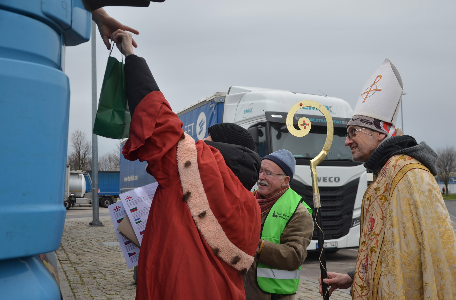 Ein Freiwilliger hatte sich auch als Bischof Nikolaus verkleidet.