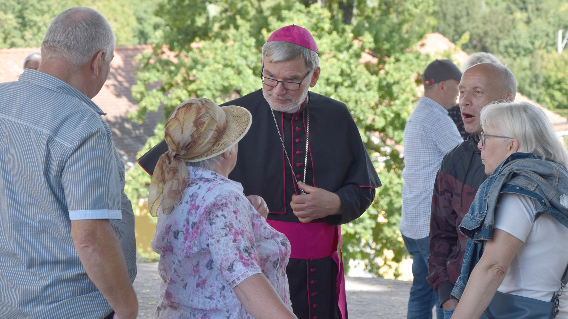 Bischof Clemens Pickel im Gespräch